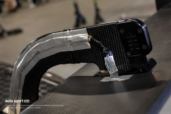 リヤウイングのステーにはセンサーのようなものが装着されていた