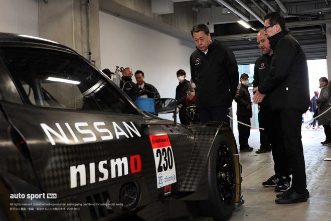 2024年型ニッサンZ GT500の説明をNMC片桐隆夫CEOから受ける日産自動車の内田誠社長