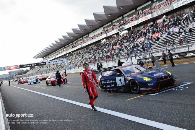 ニスモGP 2023のグリッドで笑顔をみせる篠原拓朗