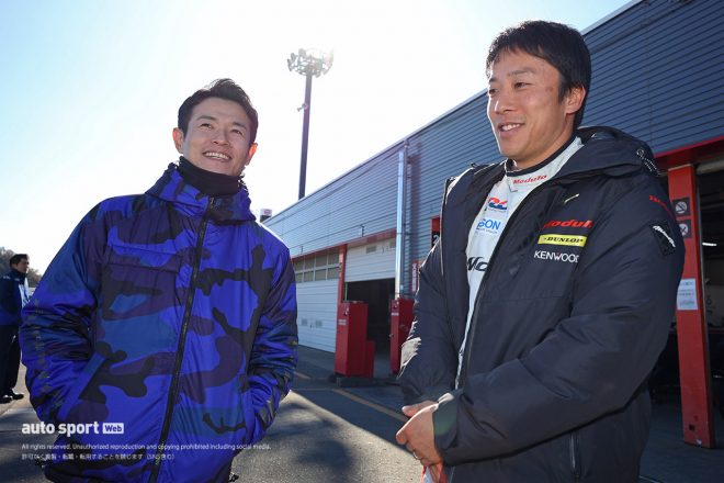 かつてのチームメイトである伊沢拓也とサーキットでの再会を果たした山本尚貴