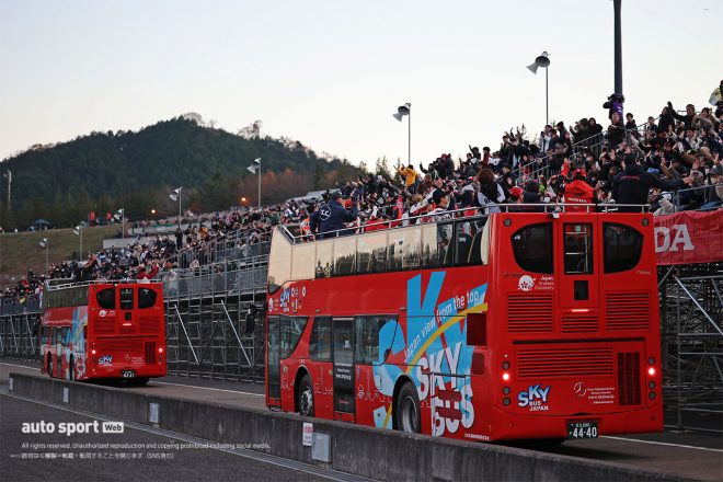 フィナーレ後には参加した全ドライバーとライダーがバスでファンの目の前へ