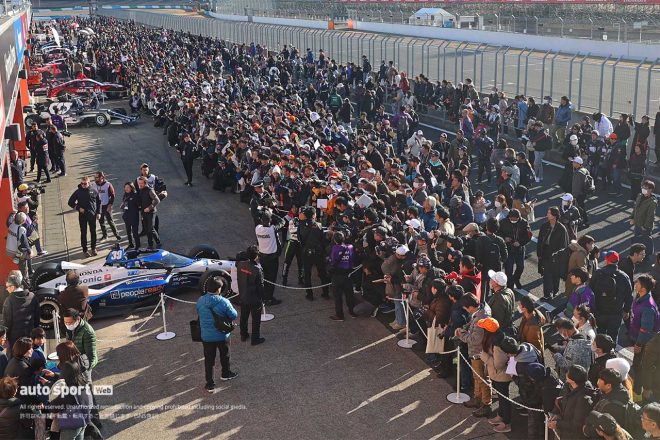 プレミアム・ピットウォークには多くのお客さんが足を運んだ