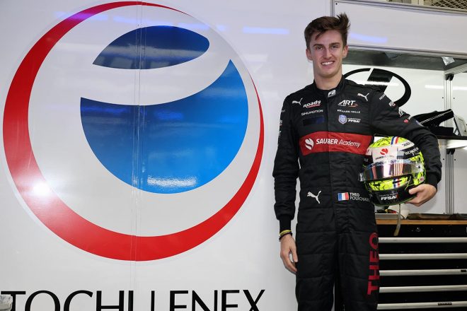 FIA F2のレーシングスーツでシート合わせを行ったテオ・プルシェール（ITOCHU ENEX TEAM IMPUL）