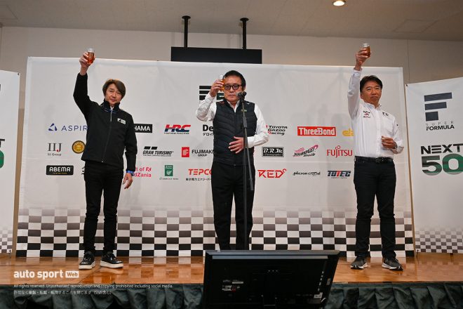 2023スーパーフォーミュラ合同／ルーキーテスト　アフターシーズンパーティの乾杯を行うVANTELIN TEAM TOM’Sの舘信秀会長