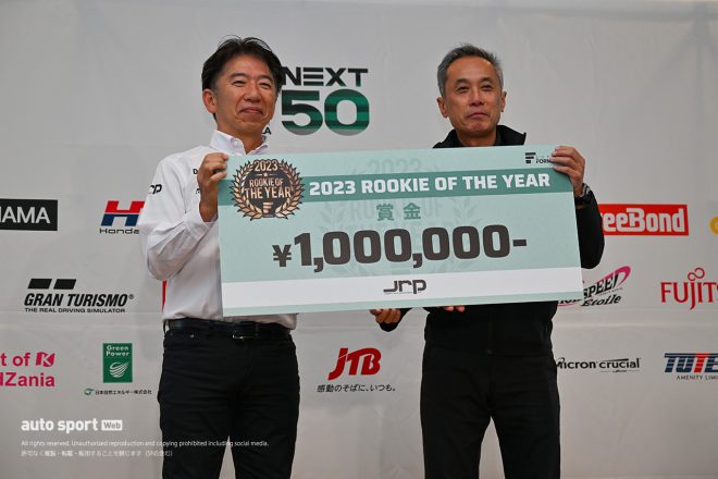 2023スーパーフォーミュラ合同／ルーキーテスト　リアム・ローソンのルーキー・オブ・ザ・イヤー賞金の100万円のボードを受け取ったTEAM MUGENの田中監督