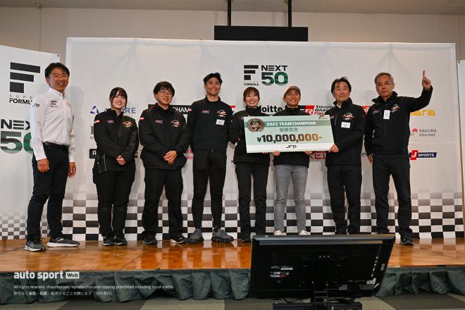 2023スーパーフォーミュラ合同／ルーキーテスト　チームチャンピオン賞金の1000万円のボードを受け取ったTEAM MUGENのメンバー