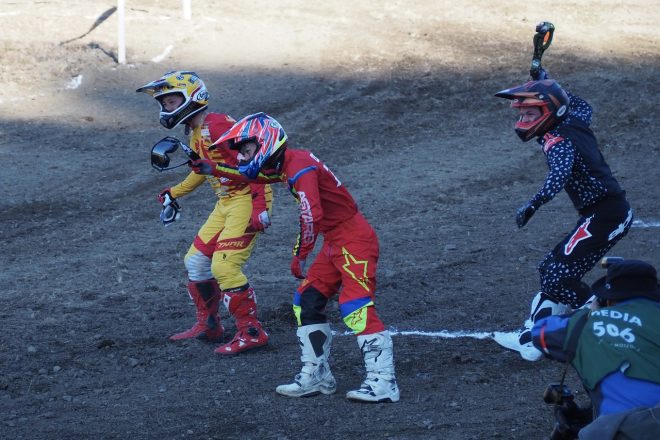 モトクロス対決でチームメイトを応援する小椋藍