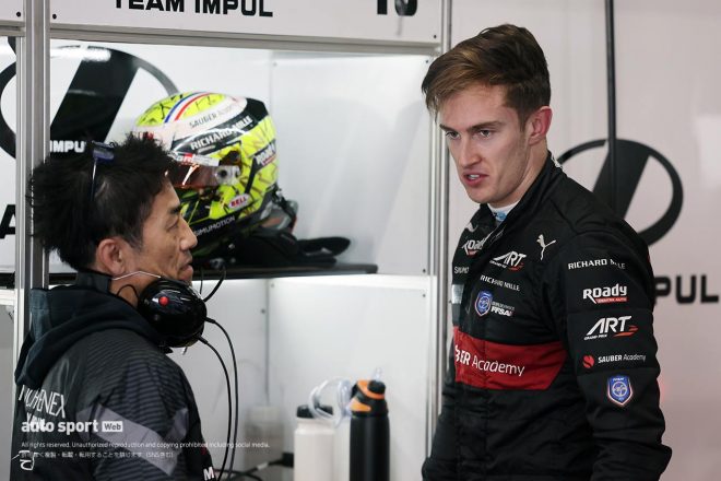 大駅俊臣エンジニアと話すテオ・プルシェール（ITOCHU ENEX TEAM IMPUL）