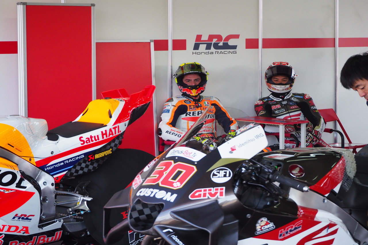 出番を待つジョアン・ミル（レプソル・ホンダ・チーム）と中上貴晶（LCRホンダ・イデミツ）