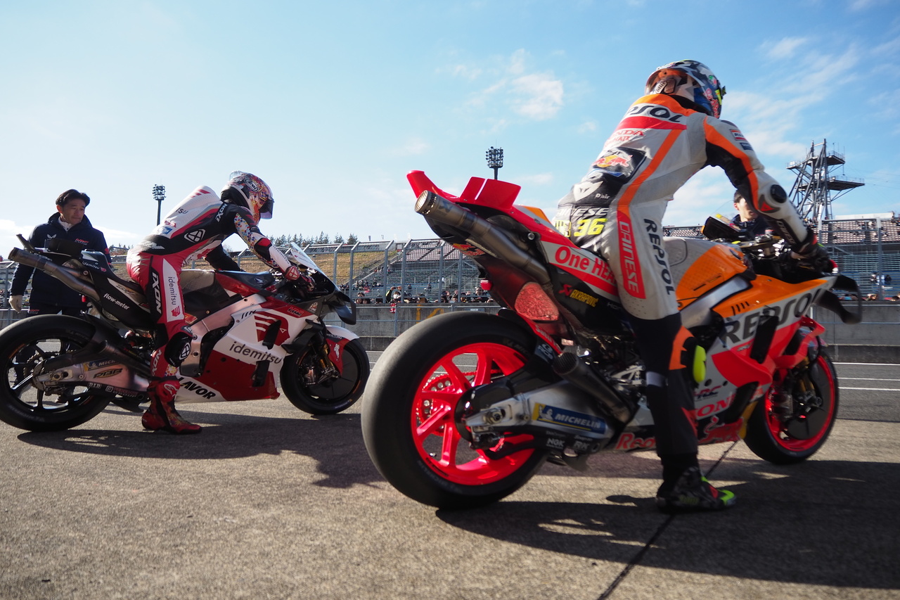 コースに繰り出すジョアン・ミル（レプソル・ホンダ・チーム）と中上貴晶（LCRホンダ・イデミツ）