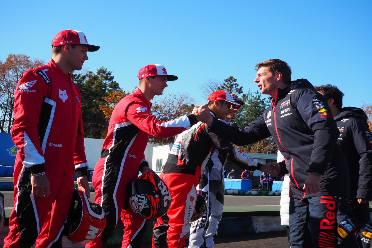 カート対決にて挨拶を交わすティム・ガイザー（Team HRC）とマックス・フェルスタッペン（Oracle Red Bull Racing）