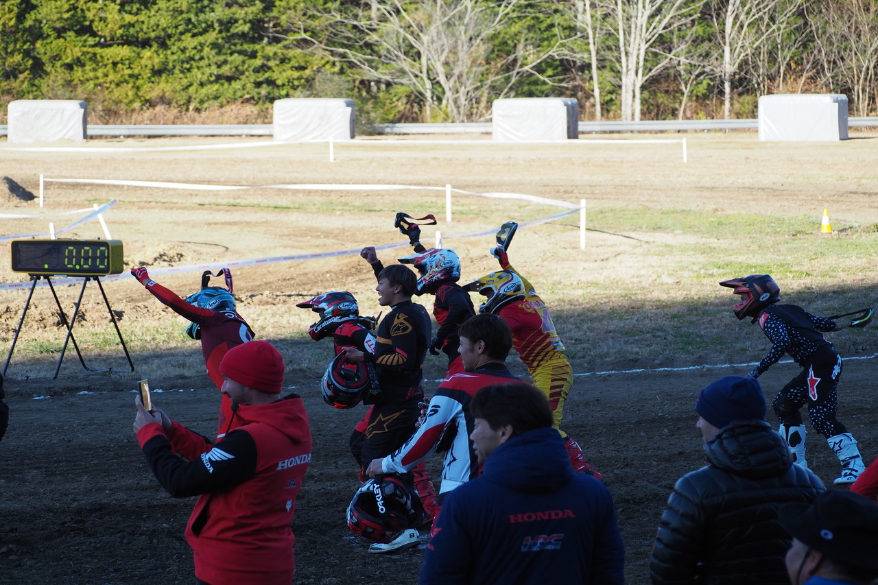 Motocross Specialでチームエイトを応援するライダーたち