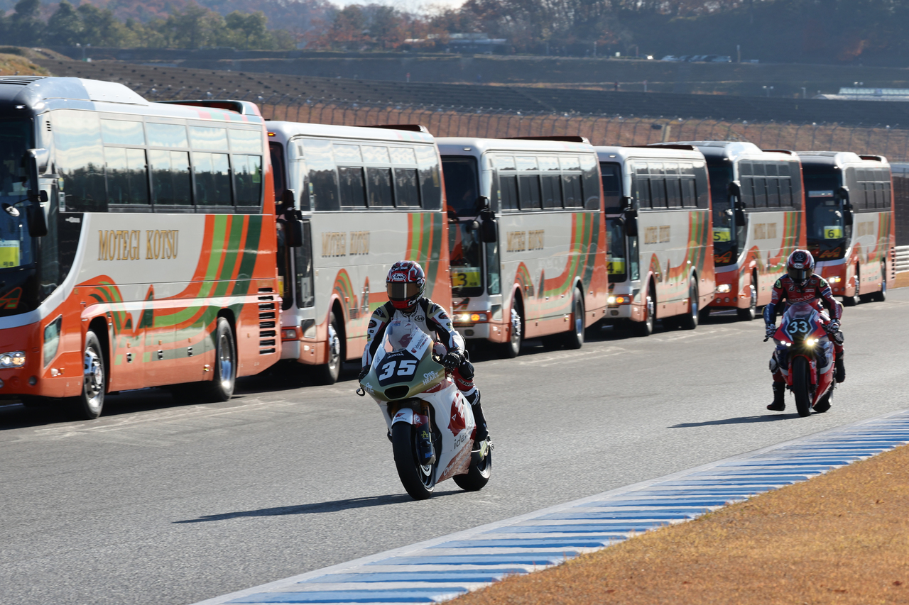 Honda Racing THANKS DAY 2023 - Circuit Safari二輪でマシンを走らせるソムキャット・チャントラ（IDEMITSU Honda Team Asia）
