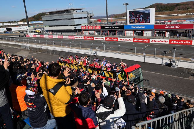 Honda Racing THANKS DAY 2023に集まったファンに手を振るライダーたち