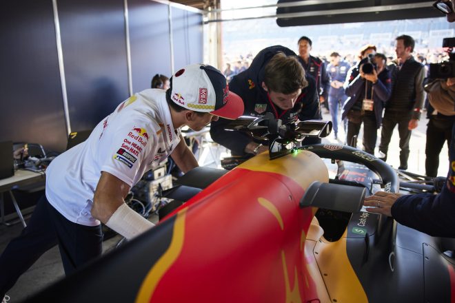 F1マシンを興味深そうに眺めるマルク・マルケスとマックス・フェルスタッペン（Oracle Red Bull Racing）