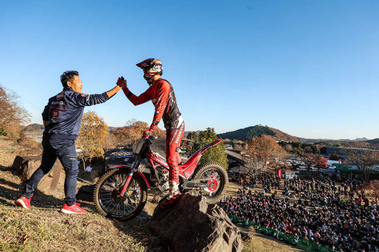 トライアルスペシャルでジャンプを成功させた小川友幸（TEAM MITANI Honda）と解説に入った藤波貴久