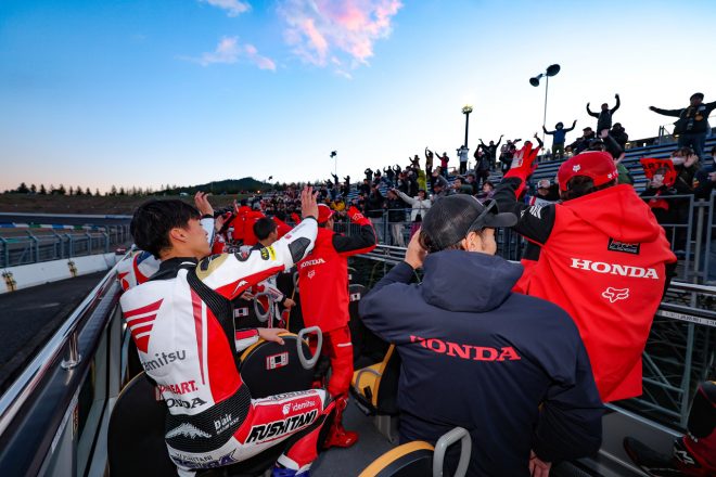 Honda Racing THANKS DAY 2023に集まったファンに二階建てバスから手を振るライダーたち