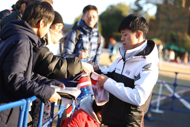 Honda Racing THANKS DAY 2023でファンにサインする小椋藍