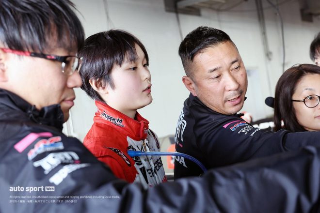 Jujuと父・野田英樹氏。手前が上城エンジニア