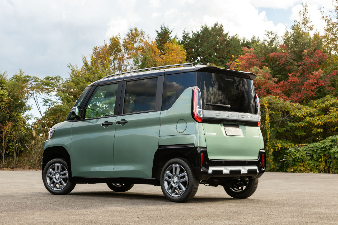 前後バンパー下部にプロテクト感のあるスキッドプレート形状を採用。光沢のあるブラックのホイールアーチとすることで、『デリカ』ならではのSUVらしい力強さと高い質感が表現された