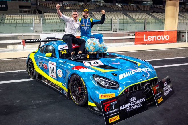 3位となった2シーズ・モータースポーツのメルセデスAMG GT3エボ。マシンに腰掛けるのはメルセデスAMGモータースポーツ責任者クリストフ・サーゲミュラー（左）と同車を駆りドライバーズタイトルを獲得したジュール・グーノン（右）