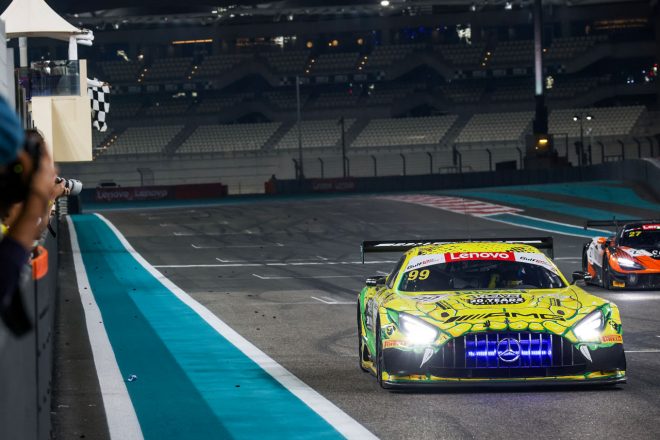 12時間レースのトップチェッカーを受けた99号車メルセデスAMG GT3エボ（メルセデスAMG・チーム・グループMレーシング）