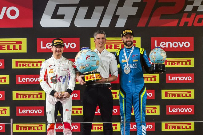 インディペンデントカップのタイトルを獲得したジョナサン・ホイ（左）、マニュファクチャラーズチャンピオンとなったメルセデスAMGのモータースポーツ責任者を務めるクリストフ・サーゲミュラー（中央）、ドライバーズタイトルを獲得したジュール・グーノン（右）