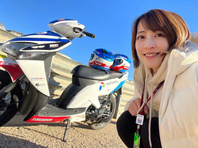 スクーターでいざサービスロードへ