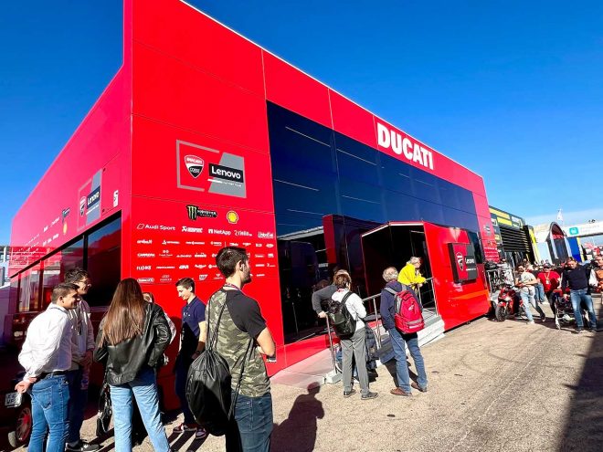 マシンの展示もしているDUCATIホスピタリティはかっこいいディーラーのような感じ
