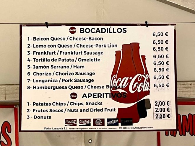 チェーン店のフードメニュー。ドリンクはビール、ジュースやコーヒー