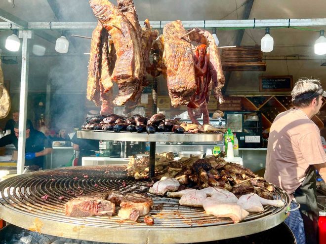 よく見ると腸が！　肉祭りです