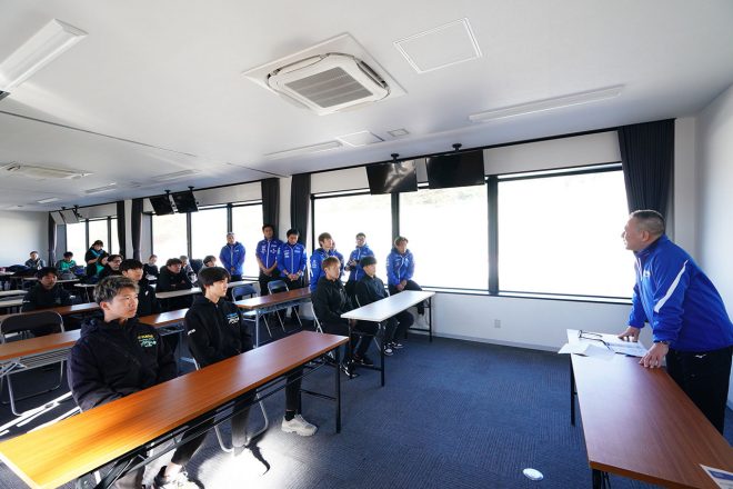 中須賀克行（YAMAHA FACTORY RACING TEAM）仕様のヤマハYZF-R1試乗会の様子