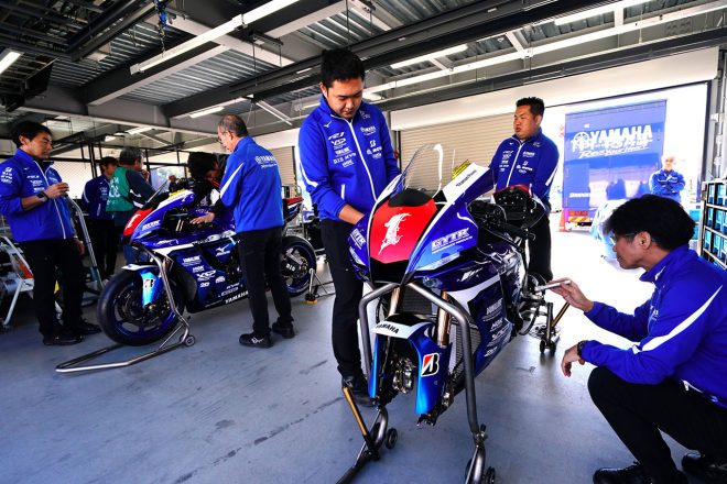 中須賀克行（YAMAHA FACTORY RACING TEAM）仕様のヤマハYZF-R1試乗会の様子