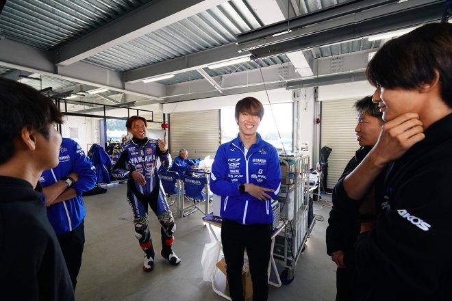 中須賀克行（YAMAHA FACTORY RACING TEAM）仕様のヤマハYZF-R1試乗会の様子