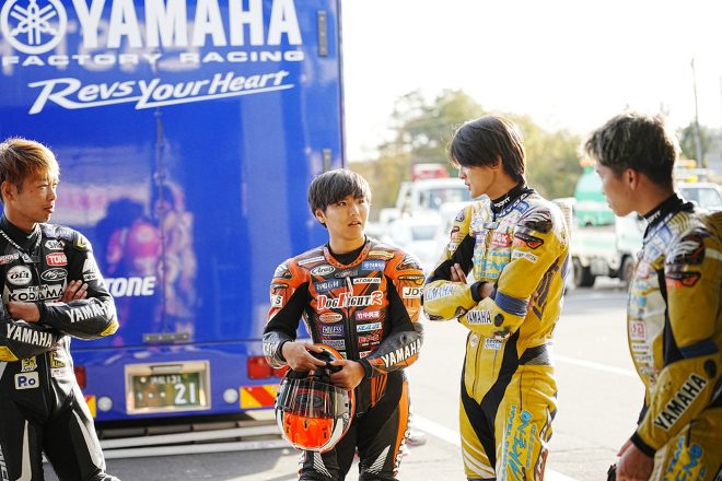 中須賀克行（YAMAHA FACTORY RACING TEAM）仕様のヤマハYZF-R1試乗会の様子