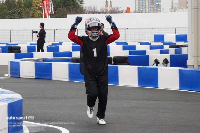 『TGRドライバー勝ち抜きカートバトル！』でなぜかコースを走る小林可夢偉