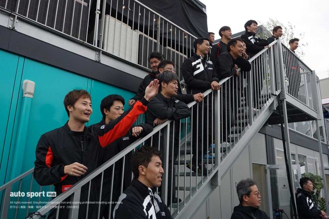 『TGRドライバー勝ち抜きカートバトル！』を見守るドライバーや監督たち