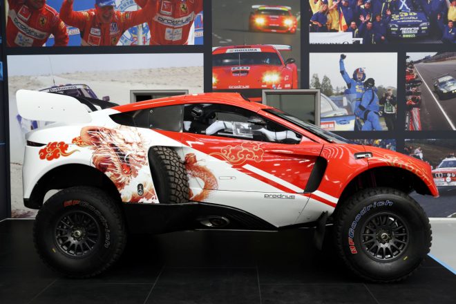 龍が描かれたユンシャン・チャイナ・T1+チームのマシン