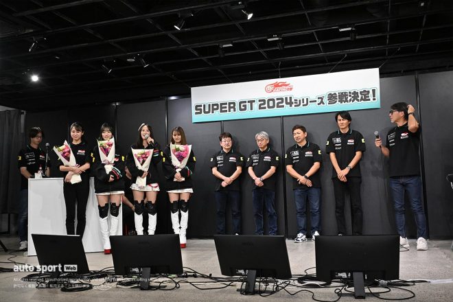 2023年のレーシングミクサポーターズはこれが4人が集合するのがラスト。チームから花束が贈呈された。