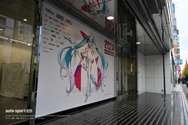 アキバCOギャラリーには年明けまで新たなレーシングミク2024 Ver.がさっそく貼られている。