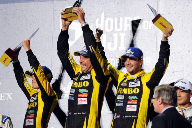 WEC世界耐久選手権2019／2020年シーズン第2戦富士で優勝したレーシングチーム・ネーデルランド（手前からギド・バン・デル・ガルデ、フリッツ・バン・イアード、ニック・デ・フリース）