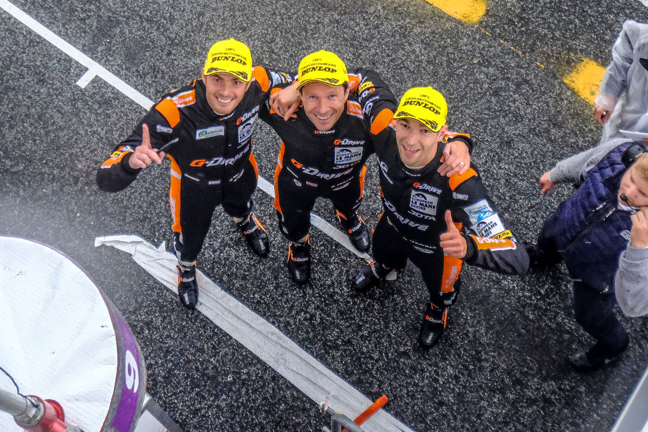 サイモン・ドラン、ハリー・ティンクネルとともに、2016年ELMSドライバーズチャピオンを獲得したギド・バン・デル・ガルデ（左）