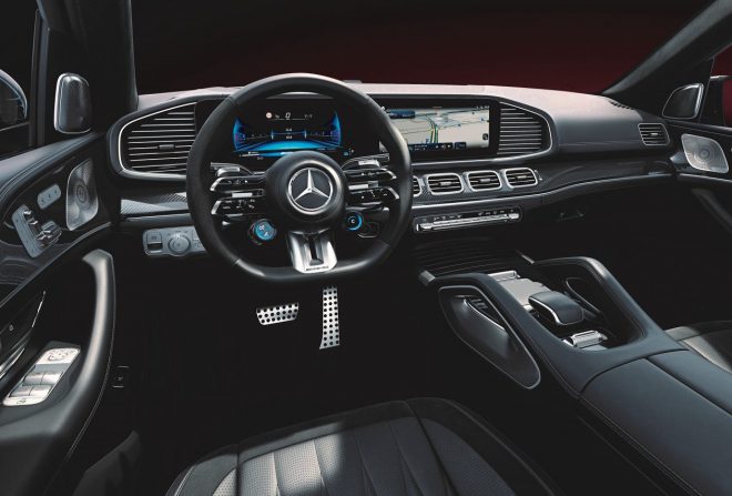 前後アクスルそれぞれに配されたアクチュエーターが独立して動き、1秒あたり1000回の頻度で路面の状態に対応した制御を行うAMGアクティブ・ライド・コントロールを搭載する