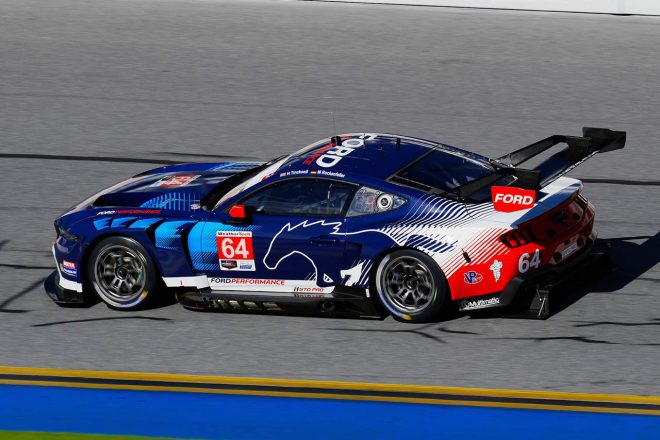 2023年12月のIMSA公式テストでデイトナ・インターナショナル・スピードウェイを走行したフォード・マスタングGT3