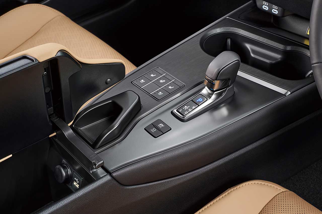新型レクサスUX300h“version L”のセンターコンソール
