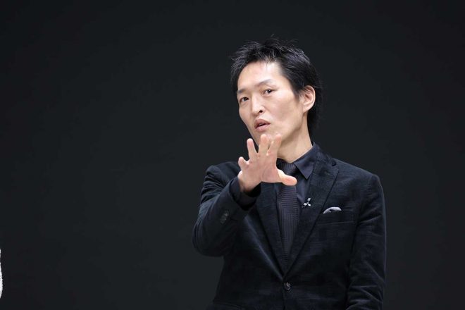 『日産90周年アニバーサリーイベント』に参加した千原ジュニアさん