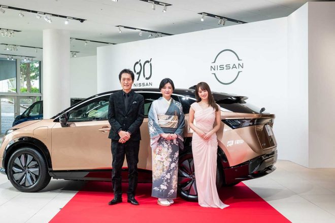 アリアに乗って『日産90周年アニバーサリーイベント』に登場した千原ジュニアさん、伊藤かずえさん、谷まりあさん