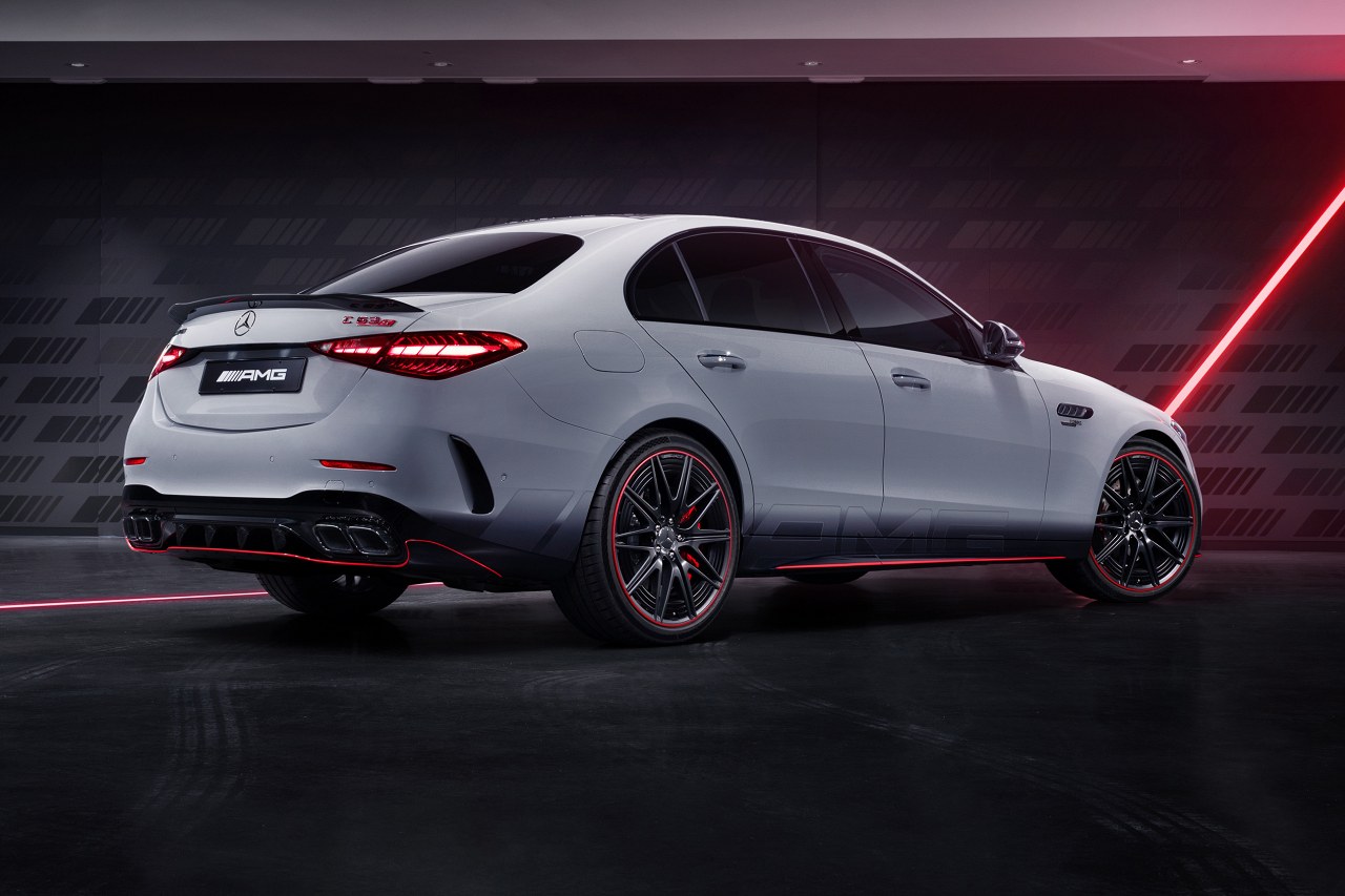 高性能部門AMGが手掛けたシステム出力500kW（680PS）を誇るシリーズ最速モデル『メルセデスAMG C63 S E PERFORMANCE』に、アルペングレー（ソリッドペイント）のボディカラーなど内外装に通常モデルに設定がない特別装備を多数採用した"F1 Edition"が登場