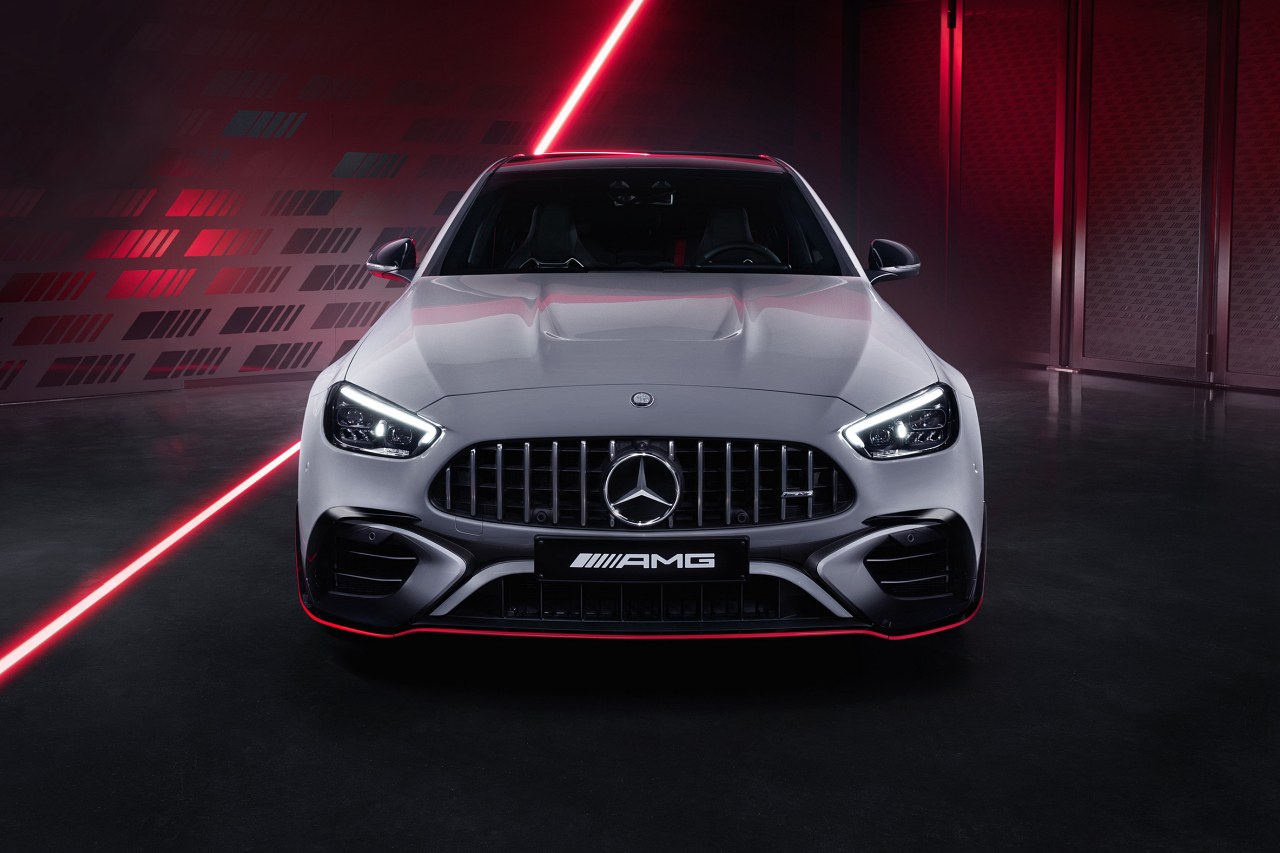 前後エプロンの大型フリックやリアディフューザーなど空力特性を向上させるAMGエアロダイナミクスパッケージと、フロントスプリッター、ドアミラーカバーなどのトリム部やエグゾーストエンド、AMG専用グリル、バッジなどもブラックに仕上げるAMGナイトパッケージも標準装備としている
