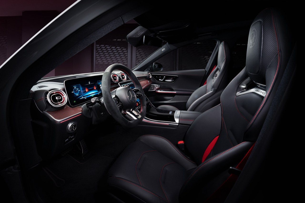 レッドステッチ入りのナッパレザー／DINAMICA採用AMGパフォーマンスステアリングに、レッドアクセントを施したAMGカーボンファイバーインテリアトリム、そして"F1 Edition"専用フロアマットとインドアカーカバーがさらなる特別感を演出する